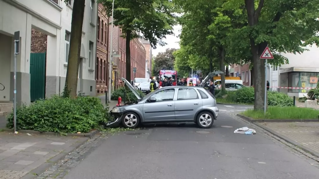 POL-DN: Irrfahrt endet an Baum: Zwei Leichtverletzte bei Verkehrsunfall - Bild: presseportal.de
