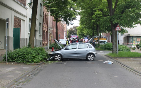 POL-DN: Irrfahrt endet an Baum: Zwei Leichtverletzte bei Verkehrsunfall - Foto: presseportal.de