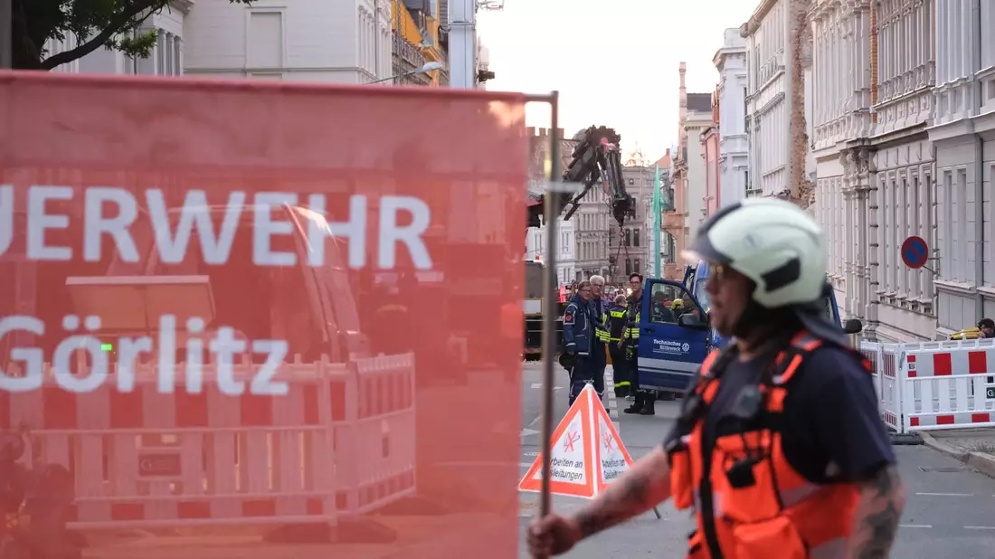 In der Innenstadt von Görlitz ist am Montagabend ein Wohnhaus eingestürzt.  - Bild: Sebastian Willnow/dpa