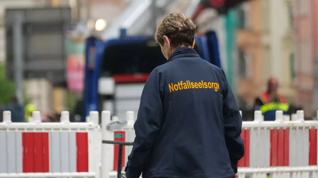 Auch ein Team von Notfallseelsorgern war am Unglücksort im Einsatz. - Bild: Sebastian Willnow/dpa