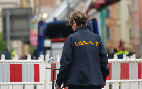 Auch ein Team von Notfallseelsorgern war am Unglücksort im Einsatz. - Foto: Sebastian Willnow/dpa