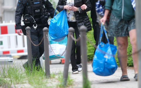 Auch Anwohner waren immer wieder zu sehen. Mit großen Taschen und Koffern kamen sie aus den Nachbargebäuden, um ihre wichtigsten Habseligkeiten abzuholen.  - Foto: Sebastian Willnow/dpa