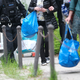 Auch Anwohner waren immer wieder zu sehen. Mit großen Taschen und Koffern kamen sie aus den Nachbargebäuden, um ihre wichtigsten Habseligkeiten abzuholen.  - Foto: Sebastian Willnow/dpa