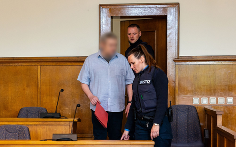 Zum Prozessauftakt wurde die Anklage verlesen. - Foto: Laszlo Pinter/dpa