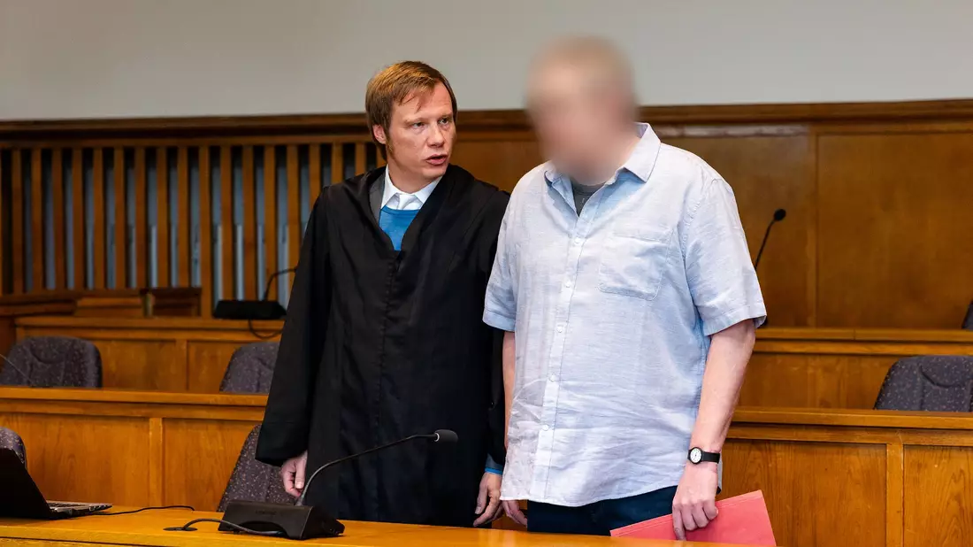Der Verteidiger kündigte eine Erklärung zu Sache für den nächsten Termin an. - Bild: Laszlo Pinter/dpa