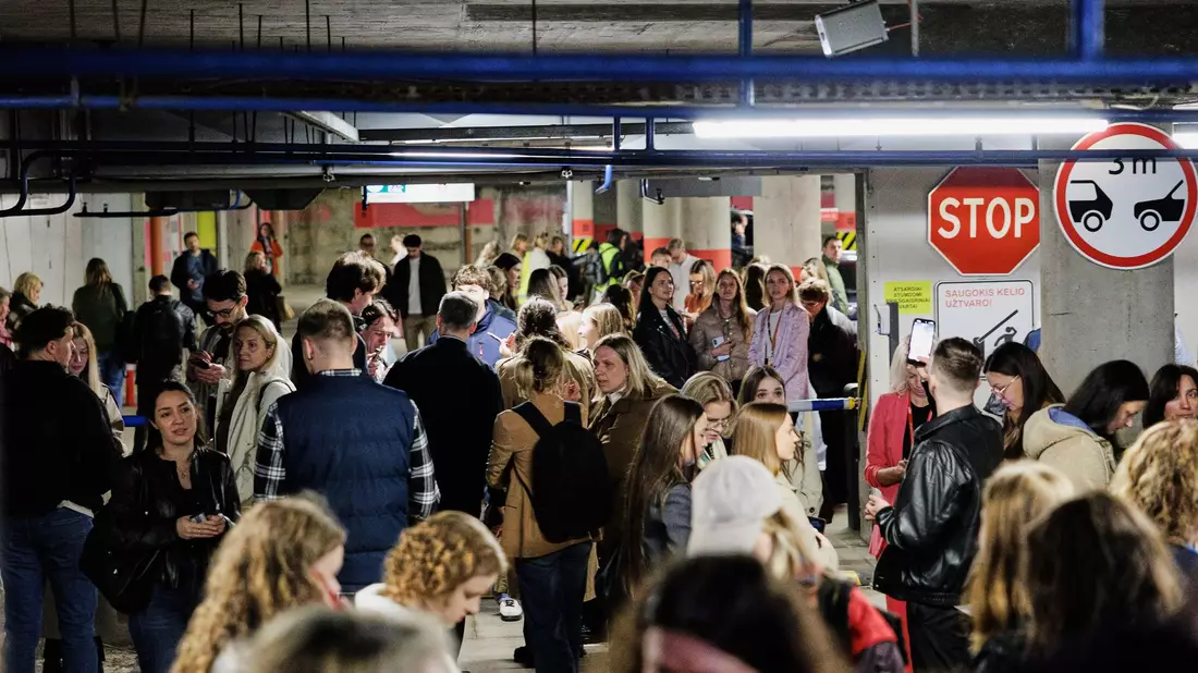 Menschen suchen Schutz in einer Tiefgarage während eines Luftalarms in Vilnius. - Bild: Vygintas Skaraitis/Lrytas/AP/dpa