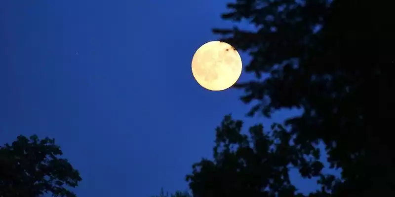 Nachthimmel mit Mond (Archiv) - Foto: via dts Nachrichtenagentur