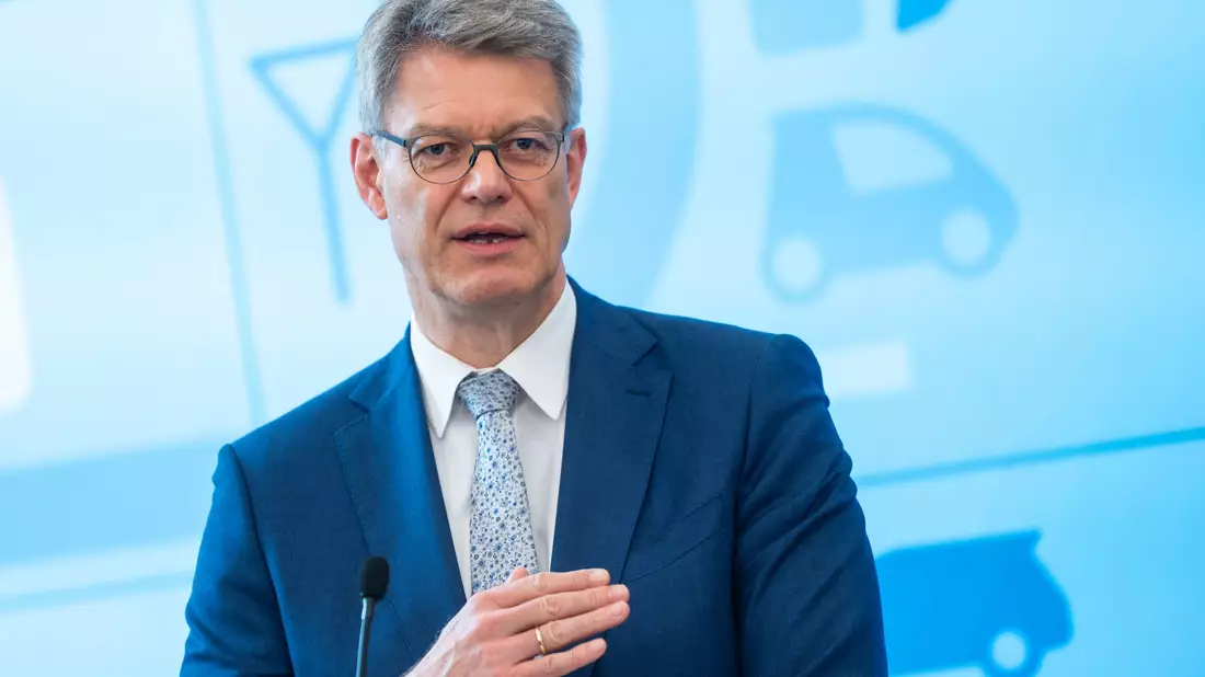Minister Schnieder: «Mobilität darf kein Privileg sein.» - Bild: Christophe Gateau/dpa