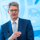 Minister Schnieder: «Mobilität darf kein Privileg sein.» - Foto: Christophe Gateau/dpa