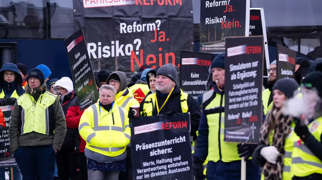 Gegen die Reformpläne gab bereits Proteste von Fahrlehrern. (Archivbild) - Bild: Soeren Stache/dpa