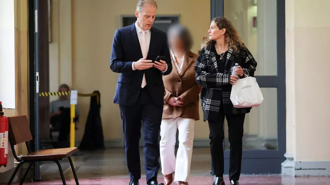 Die Zeugin (Mitte) hatte sich mit Christina Block angefreundet. - Bild: Christian Charisius/dpa