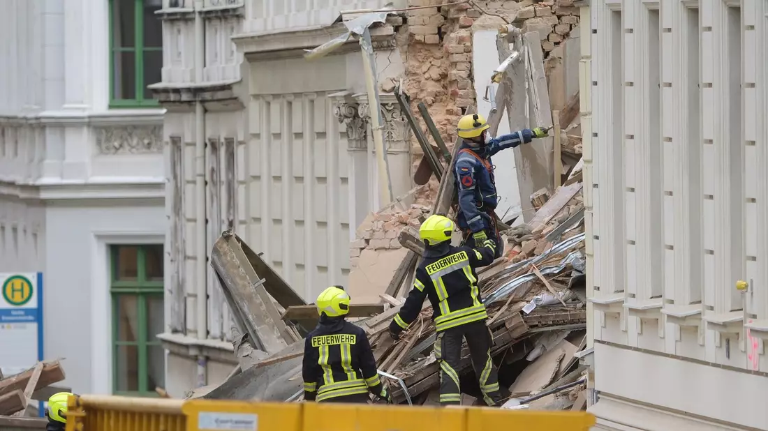 Feuerwehr und Technisches Hilfswerk sind in Görlitz im Dauereinsatz.  - Bild: Sebastian Willnow/dpa