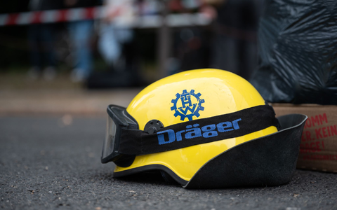 Ein Mitarbeiter des Technischen Hilfswerks hat an der Unglücksstelle in Görlitz seinen Helm abgelegt.  - Foto: Paul Glaser/dpa