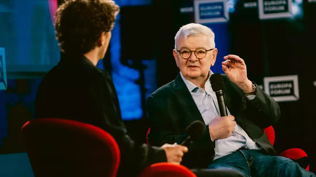 Joschka Fischer beim WDR Europaforum: „Ich halte an der Idee Europa dickschädelig fest“ - Bild: WDR/Thomas Kierok / Weiterer Text über ots und www.presseportal.de/nr/7899 / Die Verwendung dieses Bildes für redaktionelle Zwecke ist unter Beachtung aller mitgeteilten Nutzungsbedingungen zulässig und dann auch honorarfrei. Veröffentlichung ausschließli