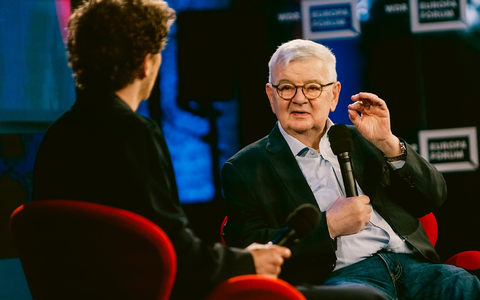 Joschka Fischer beim WDR Europaforum: „Ich halte an der Idee Europa dickschädelig fest“ - Foto: WDR/Thomas Kierok / Weiterer Text über ots und www.presseportal.de/nr/7899 / Die Verwendung dieses Bildes für redaktionelle Zwecke ist unter Beachtung aller mitgeteilten Nutzungsbedingungen zulässig und dann auch honorarfrei. Veröffentlichung ausschließli