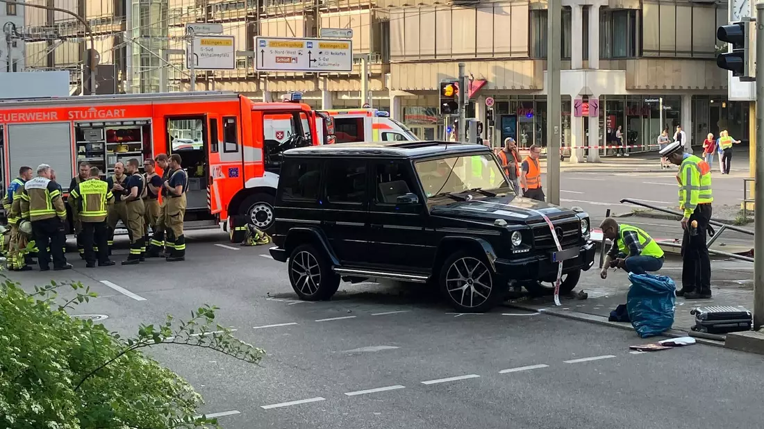 Der Fahrer war in der Stuttgarter Innenstadt mit seinem Geländewagen von der Straße abgekommen. (Archivbild) - Bild: Marco Krefting/dpa