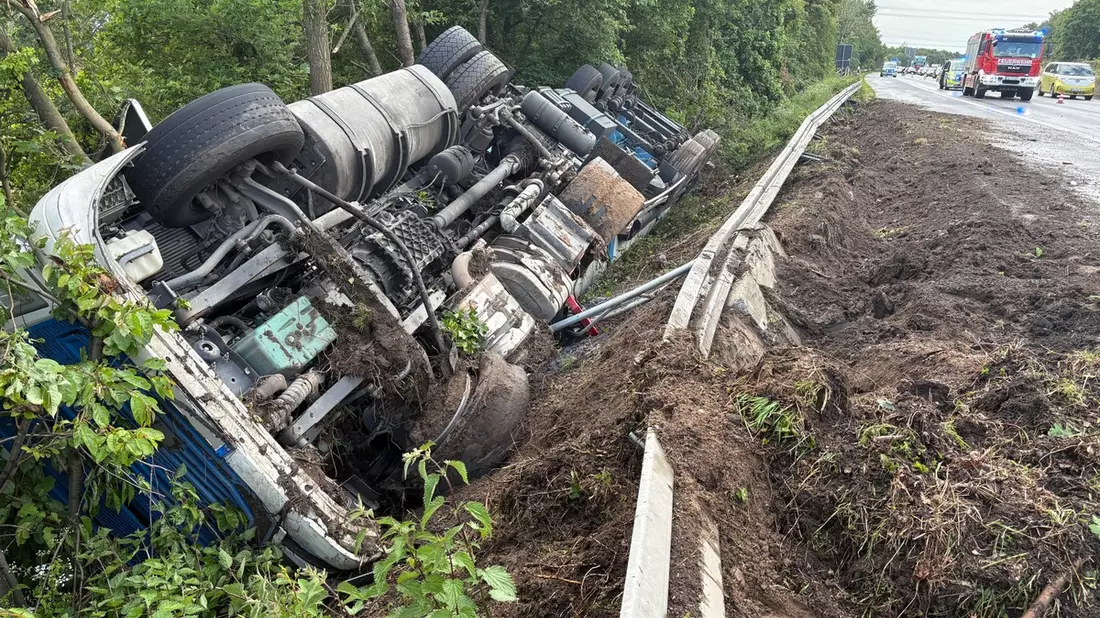 FW Moers: Verkehrsunfall mit Silo-LKW auf der A57 - Bild: presseportal.de