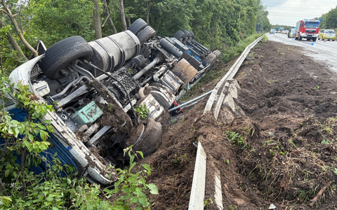 FW Moers: Verkehrsunfall mit Silo-LKW auf der A57 - Foto: presseportal.de