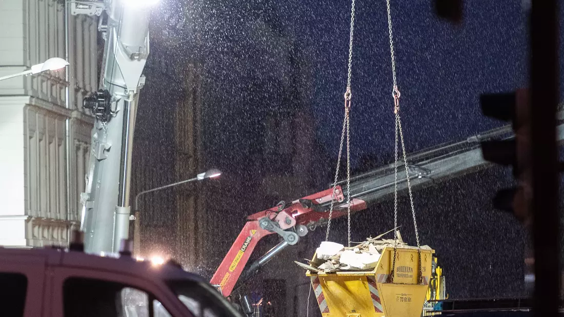 Auch im Dunkeln wurde die Suche nach den Vermissten fortgesetzt.  - Bild: Paul Glaser/dpa