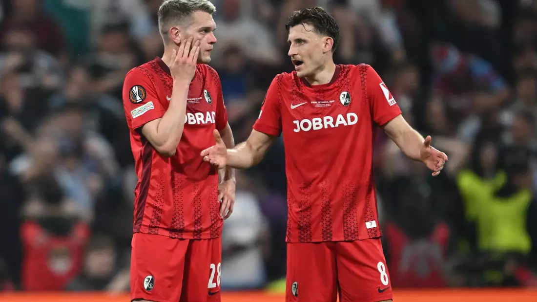 Nichts zu machen für die Freiburger um Matthias Ginter (l) und Maximilian Eggestein. - Bild: Robert Michael/dpa