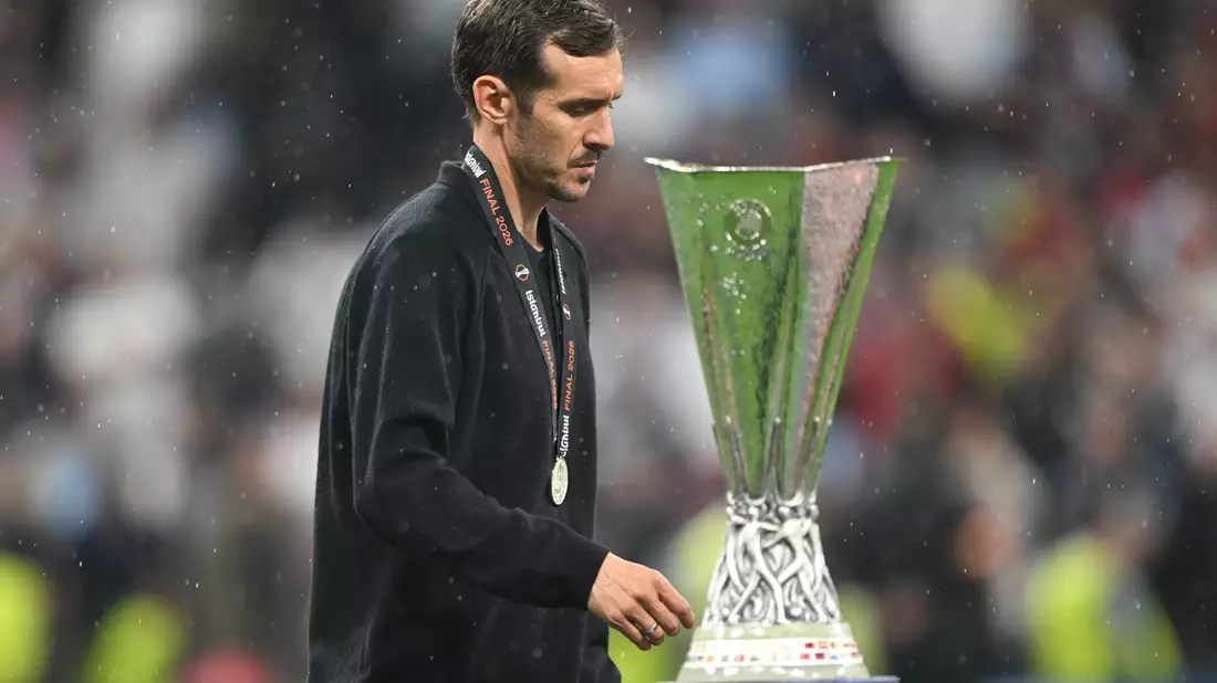 Auch SC-Trainer Julian Schuster durfte den Pokal nicht anfassen. - Bild: Robert Michael/dpa