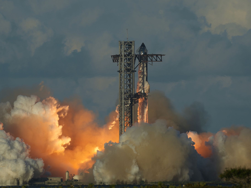 Die hohen Kosten für die Entwicklung der Riesen-Rakete Starship tragen zu den Verlusten von SpaceX bei. (Archivbild) - Foto: Eric Gay/AP/dpa