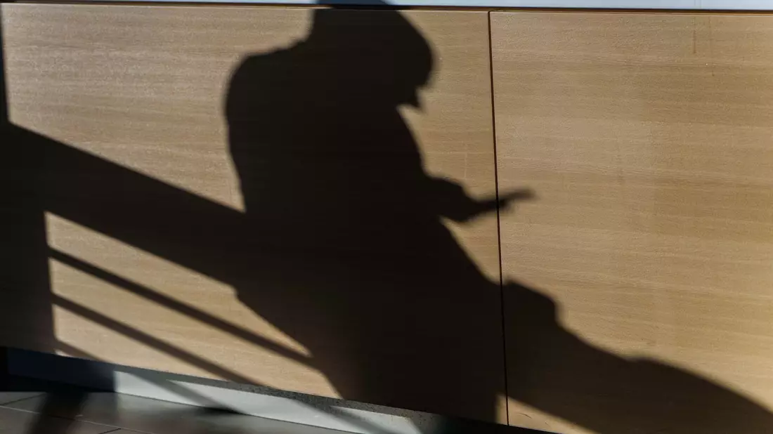 Ständig wandern der Blick und die Hand zum Smartphone: Gerade jüngeren Menschen geht es einer Umfrage der IU Internationalen Hochschule in Erfurt zufolge häufig so. (Symbolbild) - Bild: Andreas Arnold/dpa