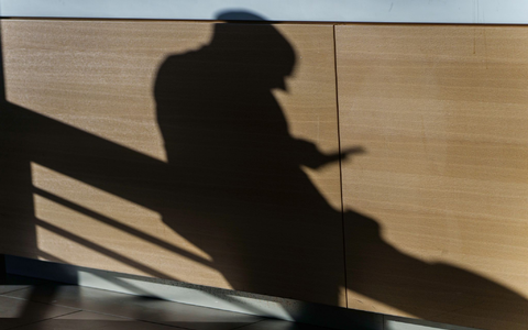 Ständig wandern der Blick und die Hand zum Smartphone: Gerade jüngeren Menschen geht es einer Umfrage der IU Internationalen Hochschule in Erfurt zufolge häufig so. (Symbolbild) - Foto: Andreas Arnold/dpa