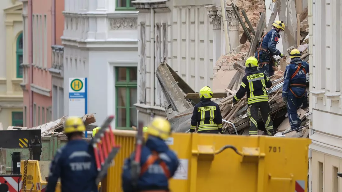 Die Vermisstensuche läuft weiter unter Hochdruck. - Bild: Sebastian Willnow/dpa
