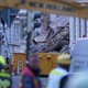 Bei der Vermisstensuche kam auch ein Bagger zum Einsatz. - Foto: Sebastian Willnow/dpa