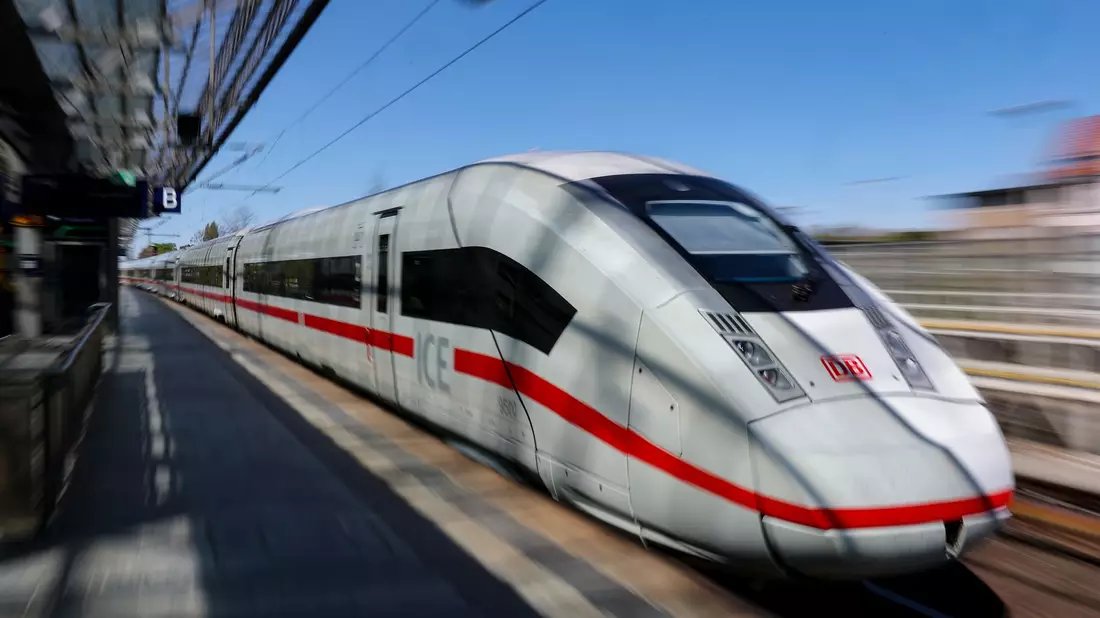 Am Pfingstwochenende erwartet die Bahn viele Fahrgäste in ihren Zügen. (Archivbild) - Bild: Jan Woitas/dpa