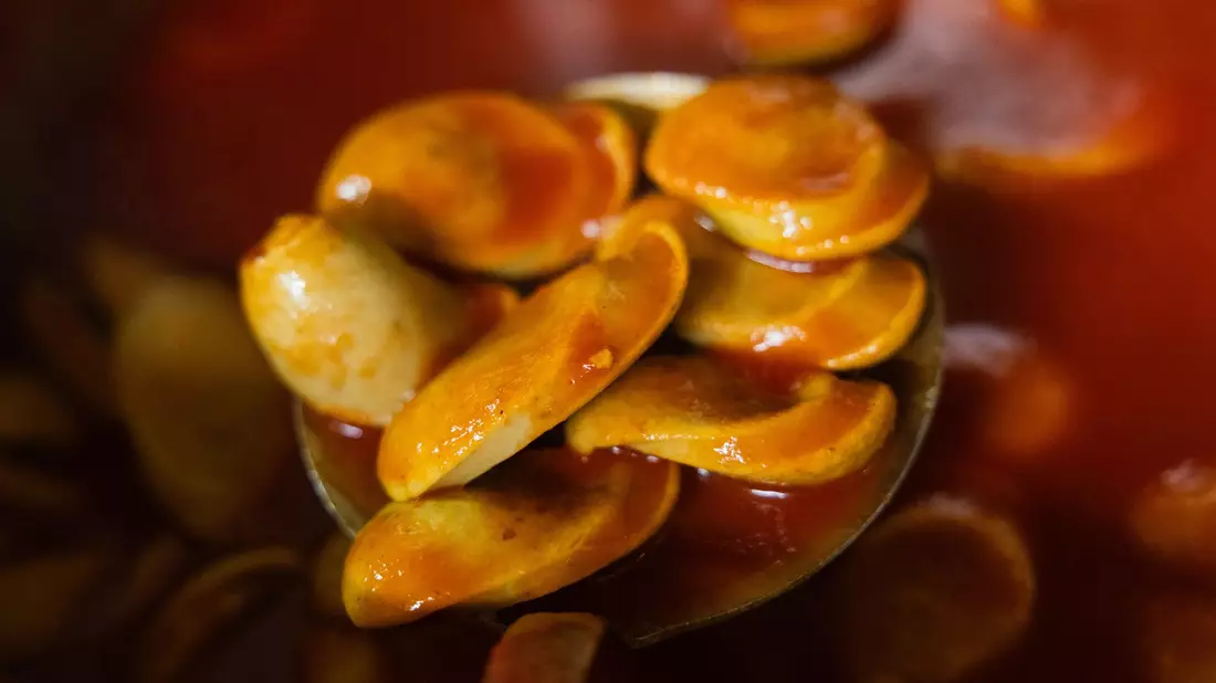 Eine Currywurst gefällig? - Bild: Rolf Vennenbernd/dpa