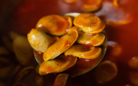 Eine Currywurst gefällig? - Foto: Rolf Vennenbernd/dpa