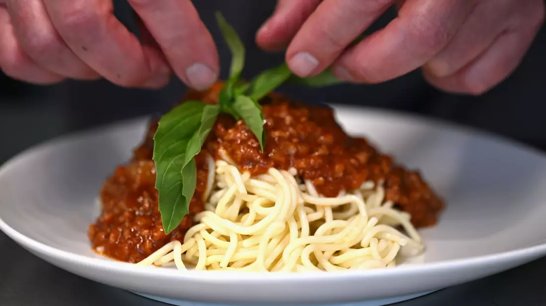 Kein Gericht verkaufte Apetito häufiger in Kantinen als dieses: Spaghetti Bologonese.  - Bild: Wolf von Dewitz/dpa