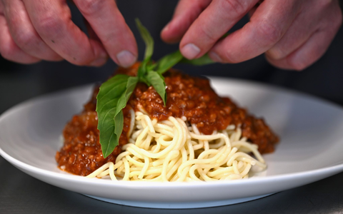 Kein Gericht verkauft Apetito in Kantinen häufiger als dieses: Spaghetti Bolognese.  - Foto: Wolf von Dewitz/dpa