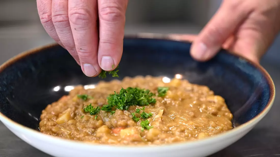 Vegetarische Linsensuppe im Betriebsrestaurant von Apetito - dieses Gericht wird oft in Kindergärten gegessen. - Bild: Wolf von Dewitz/dpa