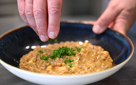 Vegetarische Linsensuppe im Betriebsrestaurant von Apetito - dieses Gericht wird oft in Kindergärten gegessen. - Foto: Wolf von Dewitz/dpa