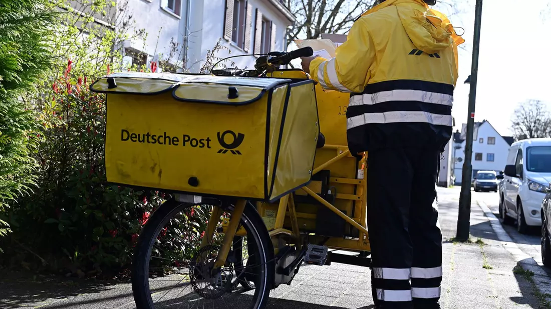 Die meisten Briefe tragen hierzulande Postboten der Deutschen Post aus. (Archivbild) - Bild: Wolf von Dewitz/dpa