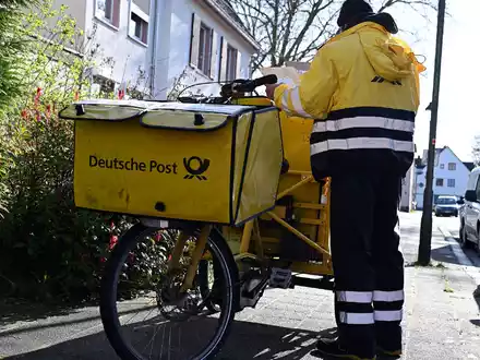 Die meisten Briefe tragen hierzulande Postboten der Deutschen Post aus. (Archivbild) - Foto: Wolf von Dewitz/dpa