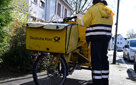 Die meisten Briefe tragen hierzulande Postboten der Deutschen Post aus. (Archivbild) - Foto: Wolf von Dewitz/dpa