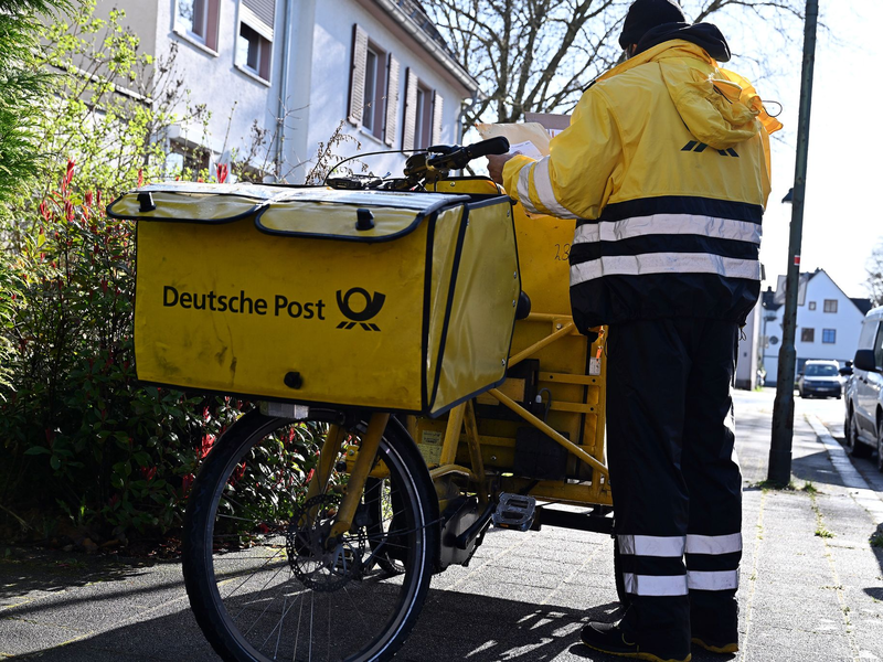 Die meisten Briefe tragen hierzulande Postboten der Deutschen Post aus. (Archivbild) - Foto: Wolf von Dewitz/dpa