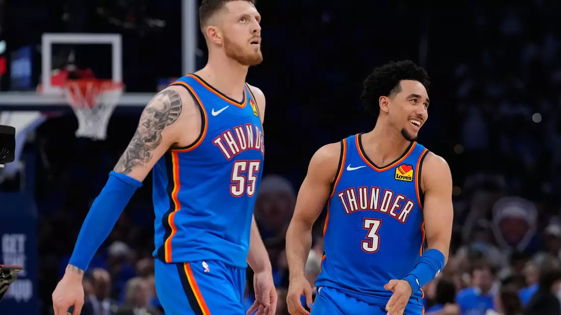 Isaiah Hartenstein (l) überzeugte beim Sieg gegen die San Antonio Spurs. - Bild: Tony Gutierrez/AP/dpa