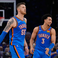 Isaiah Hartenstein (l) überzeugte beim Sieg gegen die San Antonio Spurs. - Foto: Tony Gutierrez/AP/dpa