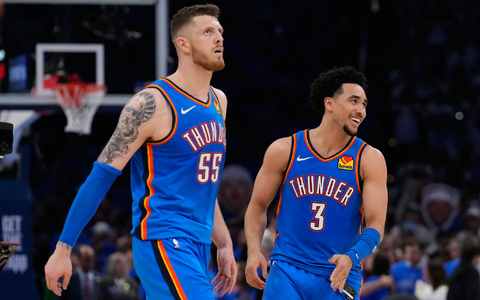 Isaiah Hartenstein (l) überzeugte beim Sieg gegen die San Antonio Spurs. - Foto: Tony Gutierrez/AP/dpa