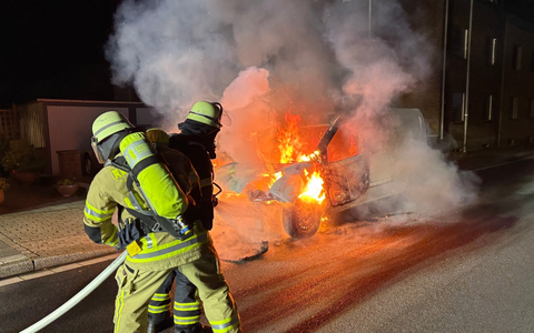 FW Moers: Brennender Kleintransporter in Moers-Scherpenberg - Foto: presseportal.de