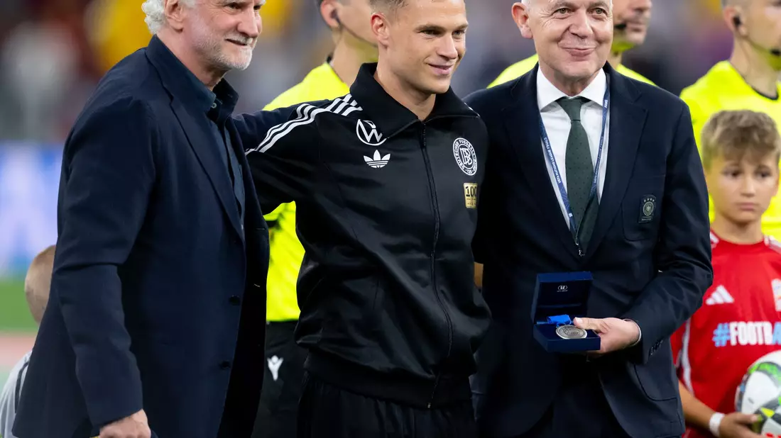DFB-Kapitän Joshua Kimmich (M) steht neben Rudi Völler (l) und Bernd Neuendorf. (Archivbild) - Bild: Sven Hoppe/dpa