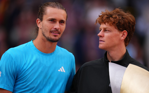 Zverev (l) will Sinner nicht schon wieder die Trophäe überlassen. (Archivbild) - Foto: Manu Fernandez/AP/dpa