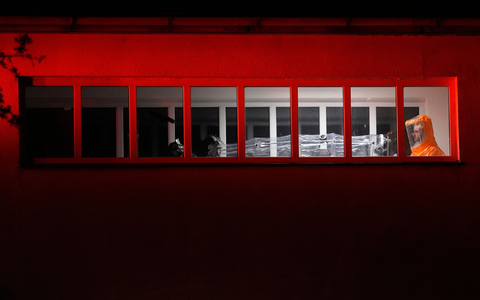 Ein US-amerikanischer Arzt, der Kontakt zu Ebola-Infizierten in Uganda hatte, kommt in einem Krankenhaus in Prag an. - Foto: Petr David Josek/AP/dpa