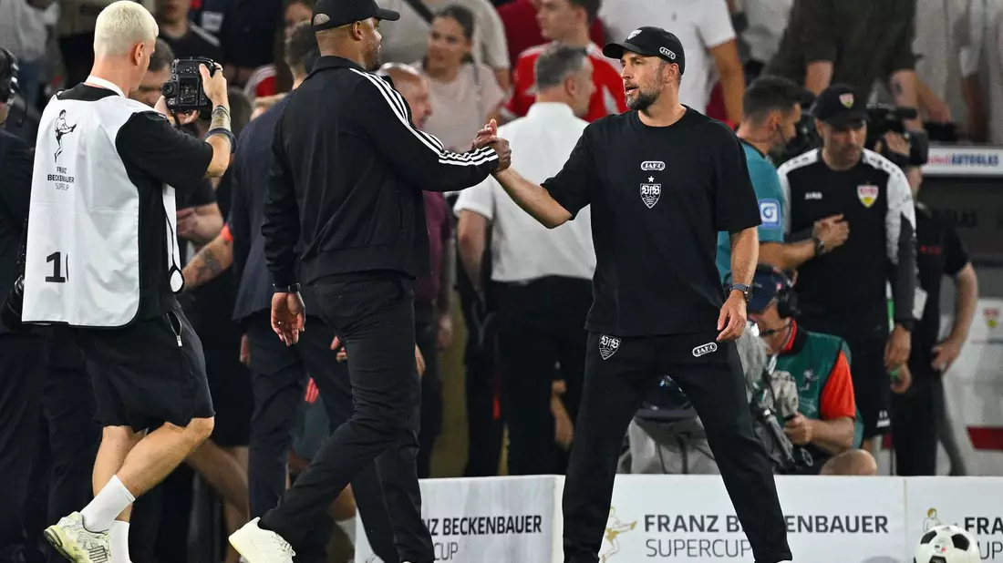 Shake Hands der Trainer Vincent Kompany (l) und Sebastian Hoeneß nach dem Supercup-Duell zu Saisonbeginn. (Archivbild) - Bild: Tom Weller/dpa