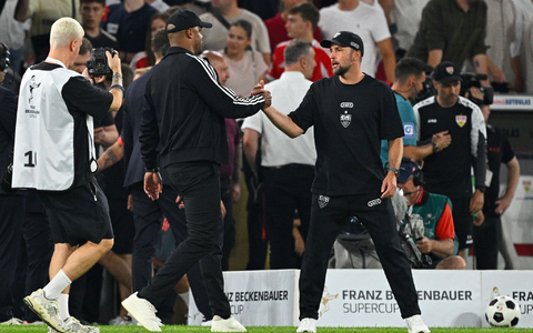 Shake Hands der Trainer Vincent Kompany (l) und Sebastian Hoeneß nach dem Supercup-Duell zu Saisonbeginn. (Archivbild) - Foto: Tom Weller/dpa